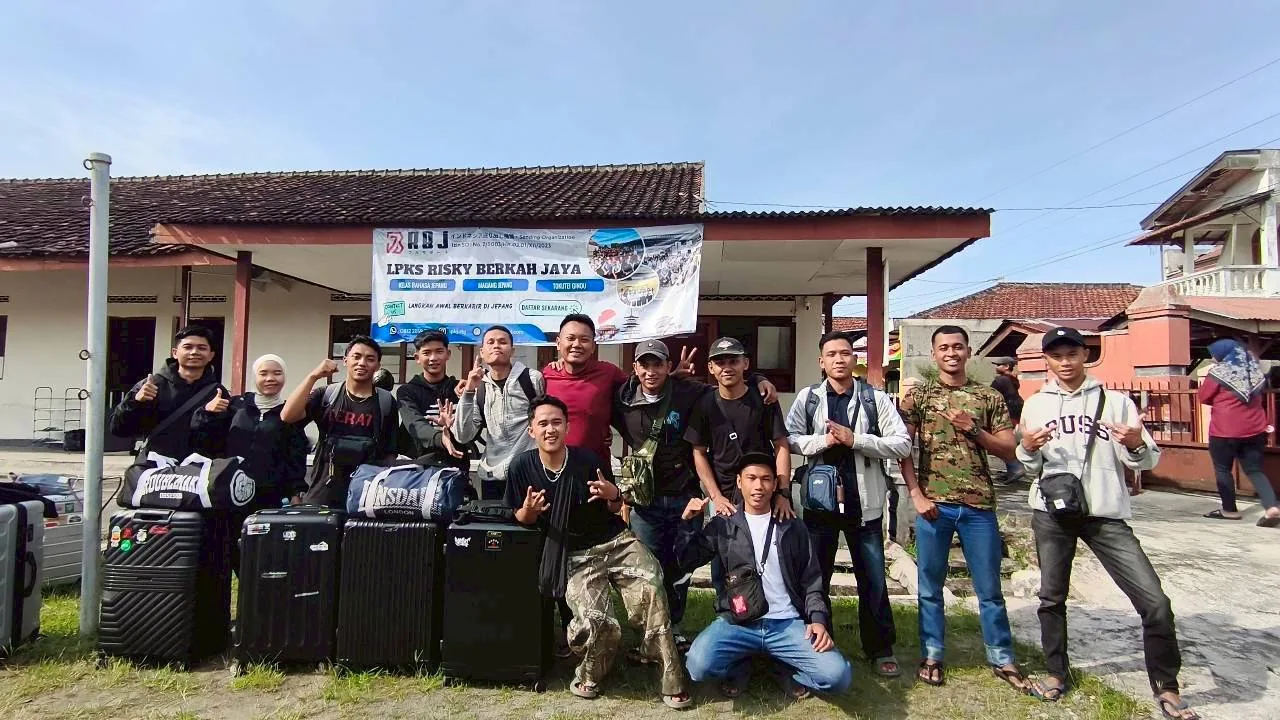 Siswa berfoto bersama dengan koper di depan gedung LPKS Risky Berkah Jaya