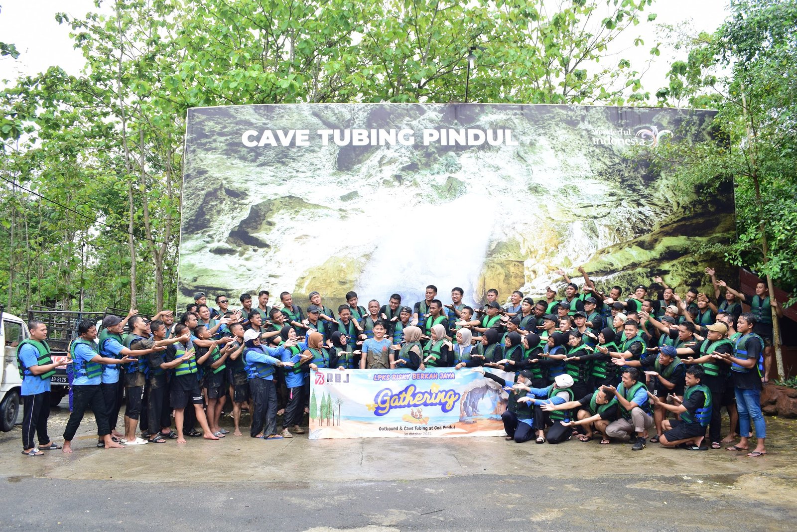 Peserta dan tim RBJ berfoto bersama membawa spanduk gathering di Goa Pindul