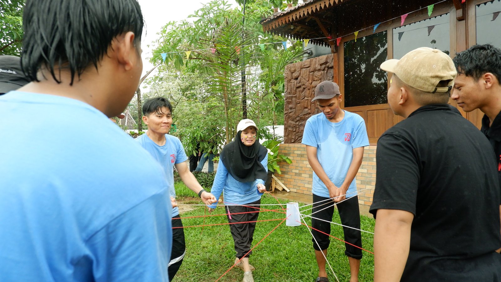 Peserta RBJ bekerja sama menggerakkan tali dalam permainan kelompok di luar ruangan