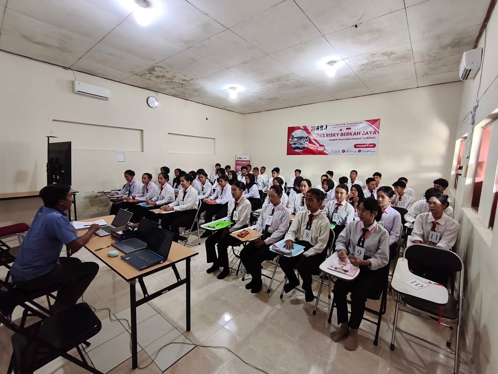 Peserta RBJ mengikuti sesi pengarahan di ruang kelas